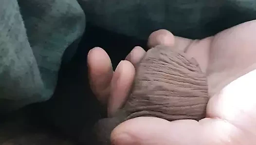 Üvey anne üvey oğlunun yarağını alıyor ve ona ilk kez mastürbasyon yapıyor