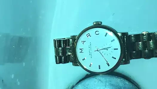 Bir meslektaş saatini karıştırmak