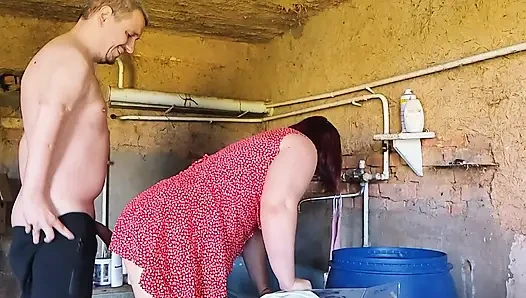 Bir köylü fahişesini ahırda çamaşır yıkadığı yerde siktim