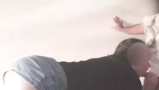 Evli kadın komşunun sikini emiyor.