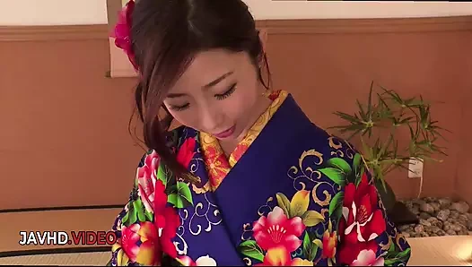 Baştan çıkarıcı kimono kaplı orta yaşlı seksi kadın ayumi shinoda tutkulu sakso ve daha fazlası ile zevk alıyor