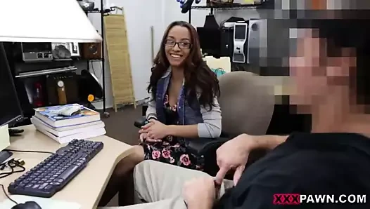 Üniversite öğrencisi kitaplarını rehine vermek istiyor! - xxx piyon