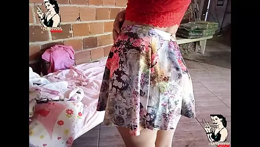 Güzel gözlü ve sulu memeli seksi kız binada büyük siyah bir yarağı emiyor