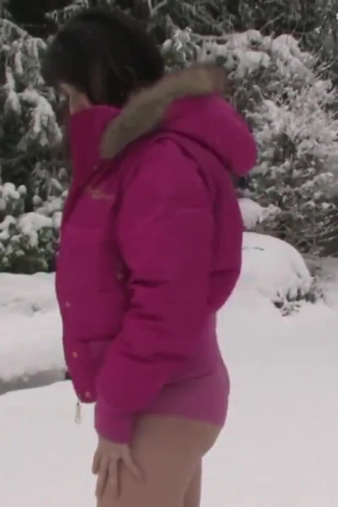 Seksi hatun soyunuyor ve kar yağarken dışarıda mastürbasyon yapıyor