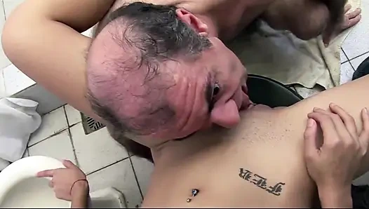 Yaşlı adam banyoda genç bir genç tarafından sakso çekiyor