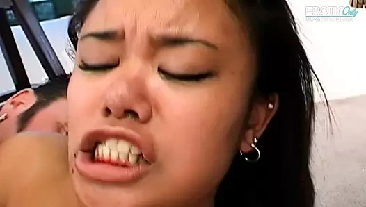 Derin gırtlak arzularıyla sert zevk aşırı yükleme