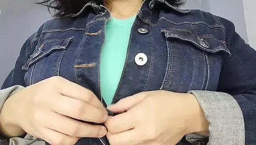 Aldatan evli kadın üvey erkek kardeşi için görüntülü görüşmede göğüslerine dokunuyor ve ona büyük şişman götünü gösteriyor