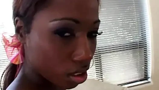 Seksi zenci genç kız götte amında çifte yarağı ağzına almayı seviyor