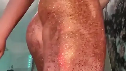 Parıltılı duşta harika gösteri.