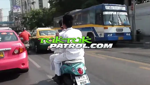 Lezzetli tatlı kivi yabancılarla sikişiyor