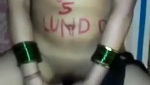 Aaliya koyarak brinjal içinde ona geniş kedi