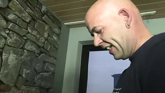 Genç erkek avcısı sarışın Alman sürtükler ateşli üçlü seks yapıyor