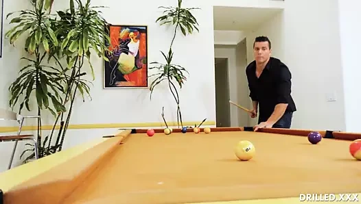 Sevimli sarışın bir bahis kaybeder ve kıçından sert bir sikiş alır