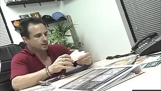 Sarışın orta yaşlı seksi kadın kanepede vibratörle mastürbasyon yapıyor