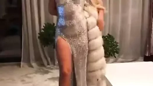 Kürk mantolu seksi kadın