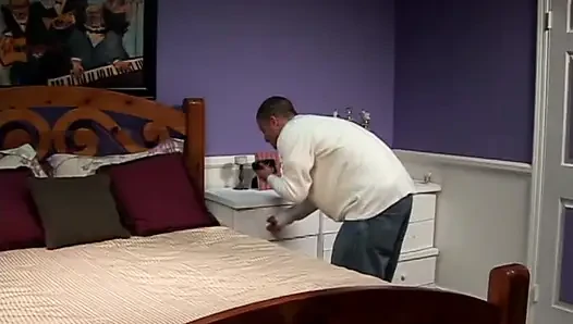 Harika memeli koyu saçlı güzellik sıkı ıslak kutusunu sert siktiriyor