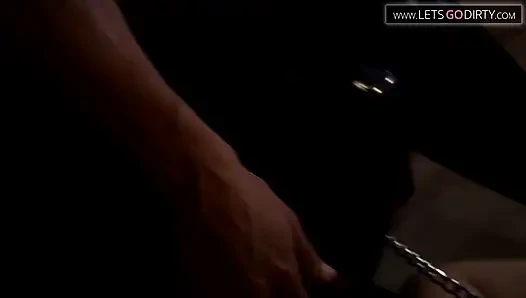Sarışın kız sevgilisini bağladıktan sonra ayak masajının tadını çıkarıyor