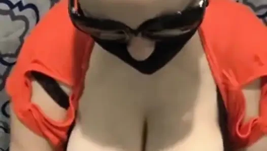 Pijama partisinde arkadaşına mastürbasyon yapıyor