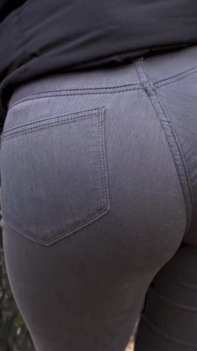 Seksi pawg orta yaşlı seksi kadın halka açık parkta görünür külot çizgisini azdırıyor | Klip 1