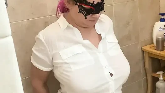 Seksi itaatkar üstüne işiyor