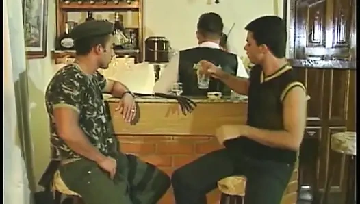 Askeri delikanlılar genişleyen anal grup seks partisi kalın döl sızdırıyor