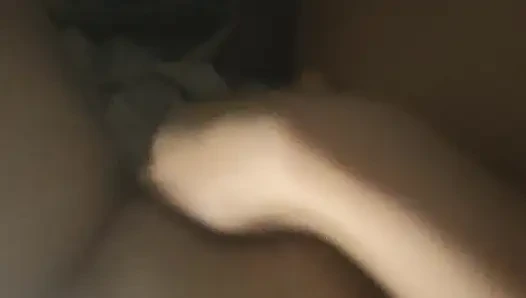 Bir bakire kendi kendine mastürbasyon yapmaya çalışıyor