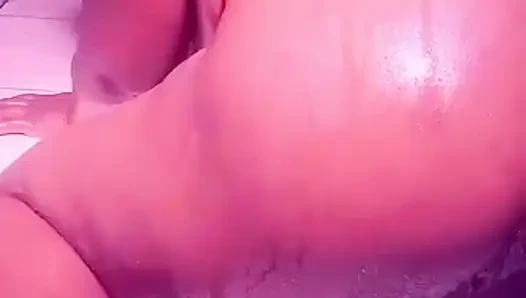 Nyazim kendimi filme alırken banyo yapıyor ve ayar yapıyorum