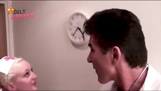 Hemşire Abbie doktoru sikiyor