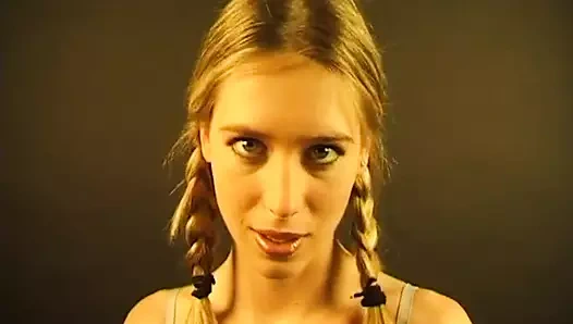 Ben am traşlı bir kamera kızıyım ve bugün bir seks oyuncağıyla eğlenmek istiyorum