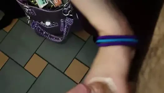 arkadaş sil itibaren soyunma odasında handjob alır