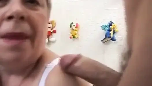 Şişman Alman nine üç dolu yarakla iş başında