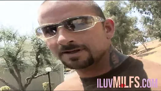 Iki büyük baştankara esmer var bir üçlü ile bir büyük çük damızlık