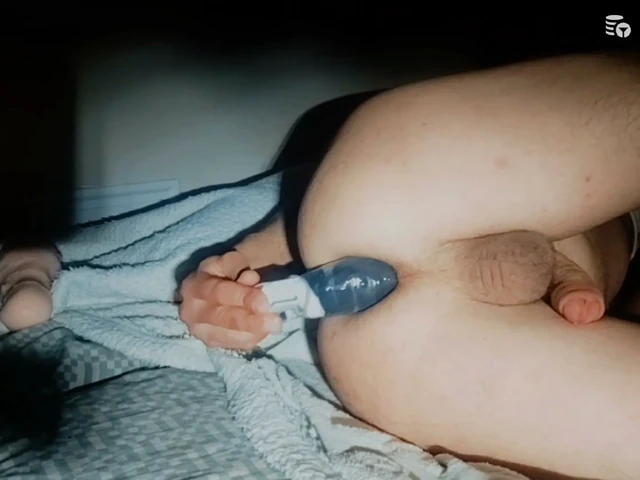 Akşam büyük dildo ile binip küçük kıçımı fışkırtıyorum