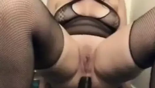 O kıçından bir şeyi seviyor