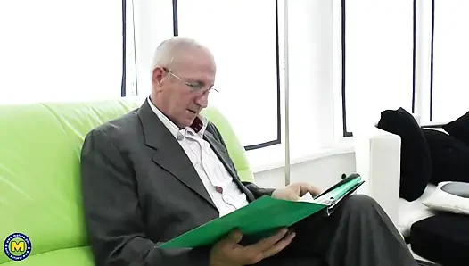 Yaramaz sarışın kız azgın yaşlı bir adam tarafından sikiliyor