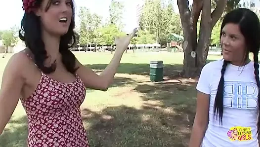 Yabancı öğrenciyi etrafta göstermek amcık yalama ve ateşli esmerle ateşli lezbiyen seksle bitiyor