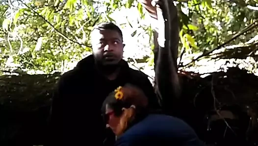 Küçük lig maçı sırasında ev plakasının arkasında derede lanet