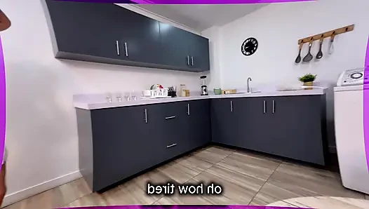 Üvey annemin seksi arkadaşı beni seksi bir elbiseyle baştan çıkardı.