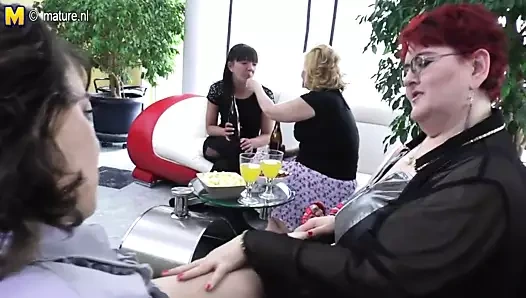 Olgun lezbiyenler sahip olan grup seks parti