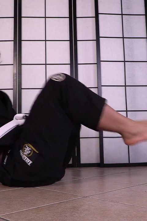 Karate hocası Bianca Blance seksi ayaklarınızı avantaja nasıl kullanacağınızı gösteriyor