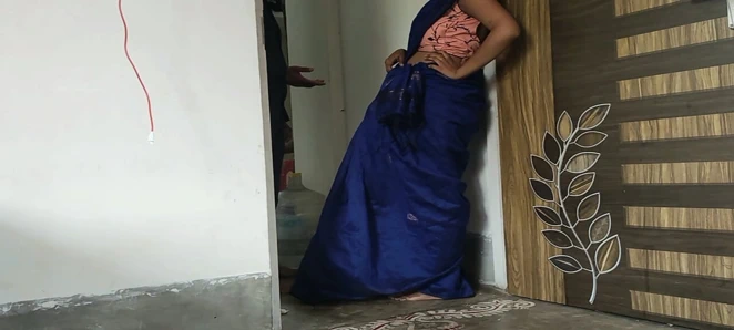 Yenge eve birini aradı ve amının suyunu çıkardı.