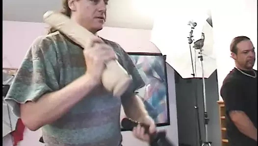 İki büyük yarak ve dev seks oyuncakları genç sarışın sürtük üzerindeki tüm delikleri doldurur