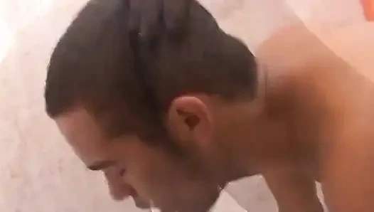 Seksi erkekler birbirlerinin yarağının tadına bakıyor