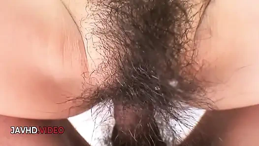 Tutkulu Japon tanrıça Miu Shinohara kıllı amcığını arzuyla okşuyor