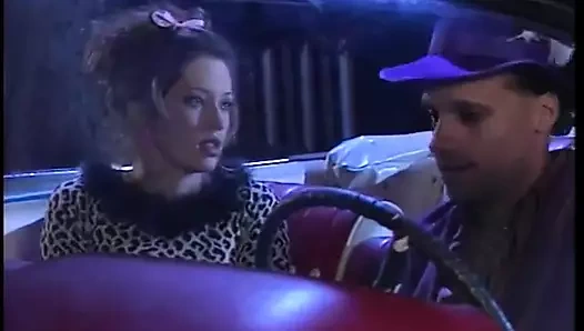 Güzel, büyük memeli sarışın piliç dışarıda sert bir yarak ve ateşli bir yüze boşalma alıyor