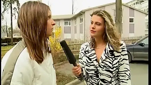 Dövmeli esmer kıyafetlerini çıkarıyor ve ateşli dövmeli vücudunu gösteriyor