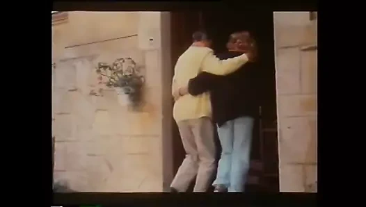 Güzel büyük memeli MILF (orta yaşlı kadin) göt becerdin köpek tarzı ve büyük bir vintage horoz tarafından kıllı kedi üzerinde boşalma