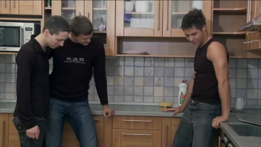 3 azgın Çek twink adamla altın duş seansı
