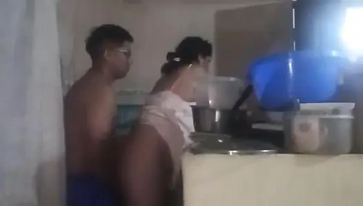 Patron beni sikmek için mutfağa geliyor, yarağı beni heyecanlandırıyor