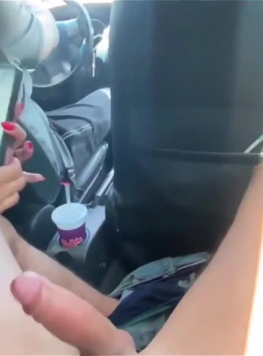 Aldatılan adam araba sürerken üvey oğlunu emdi